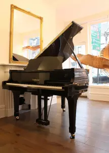 پیانو آکوستیک یاماها C7 PE